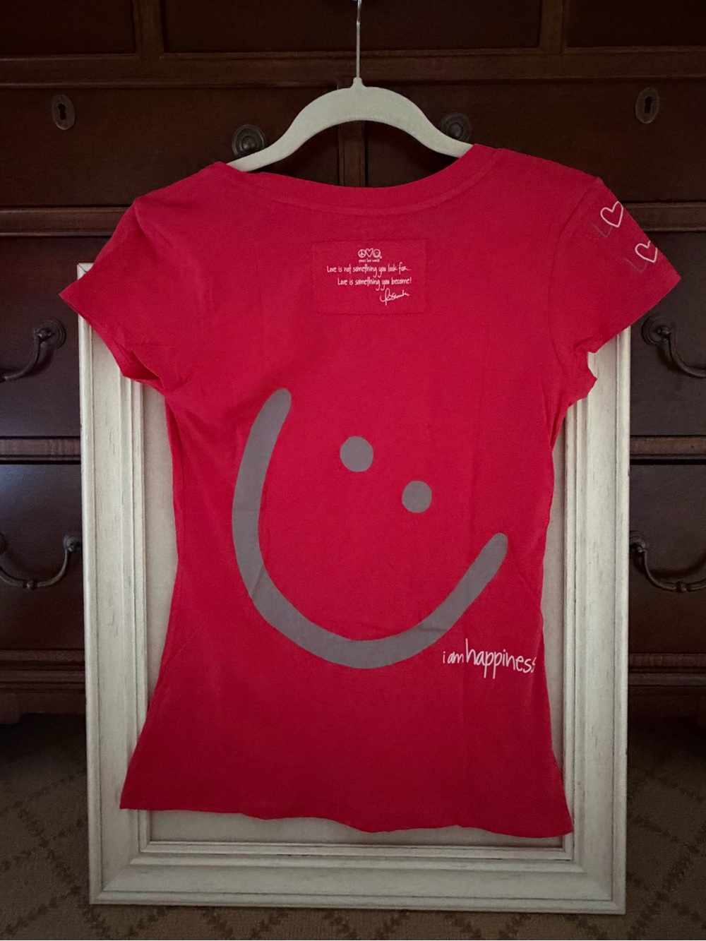 Peace Love World red HAPPY smiley face fitted V neck t-shirt NWOT S - Picture 3 of 9